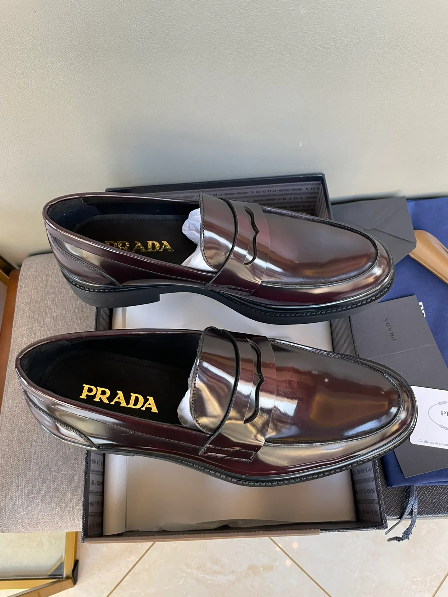 Men's shoes 💰860 💰Best recommendation✨PRADA Prada top purchasing quality imported upper with color-brushed edge beads carved toe design cowhide lining private molded TPU outsole non-slip, wear-resistant and elastic fashionable and versatile burgundy black blue 39-44 in stock (38, 45 customized for replacement, return and exchange)